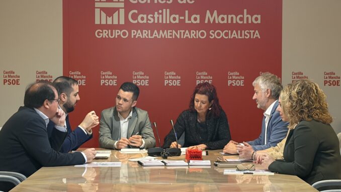 El-grupo-parlamentario-socialista-se-reune-con-la-Union-de-Cooperativas-de-Trabajo-Asociado-de-Castilla-La-Mancha