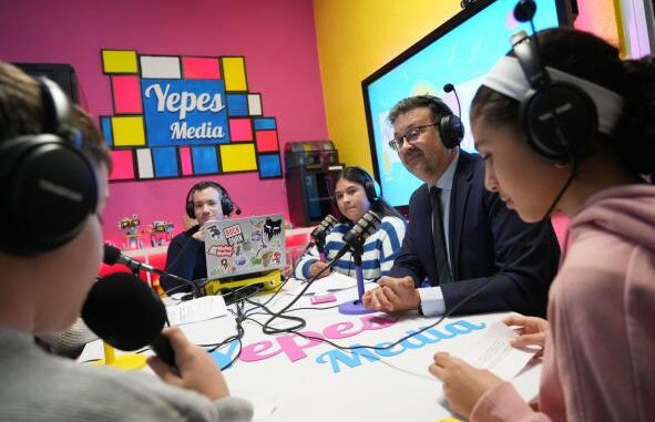 El-Gobierno-regional-pondra-en-marcha-en-el-tercer-trimestre-del-curso-una-radio-escolar-autonomica